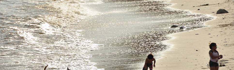 Fim de tarde na praia de Pocitos, em Montevideo, no Uruguai